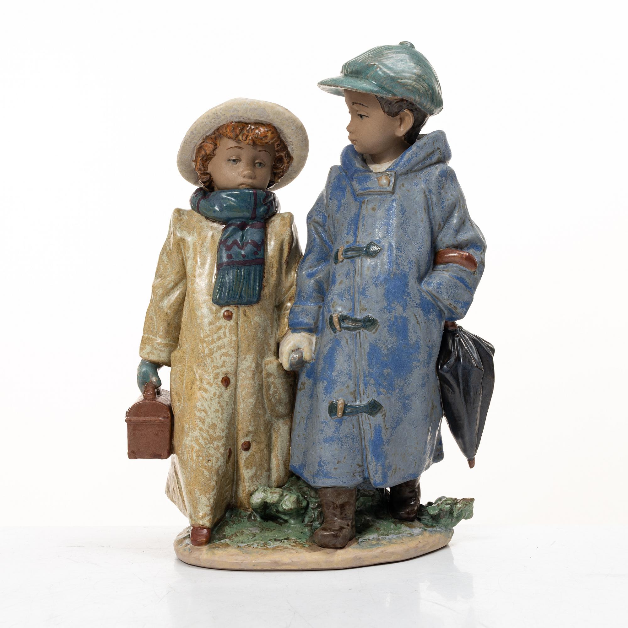 Lladró, 5 figuriner, " Flowers for mommy", "For a special someone", "Gime me a hug", "Classic scout", " Off to school".