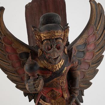 Skulptur föreställande Garuda, bemålat och förgyllt trä. Sydostasien, tidigt 1900-tal.