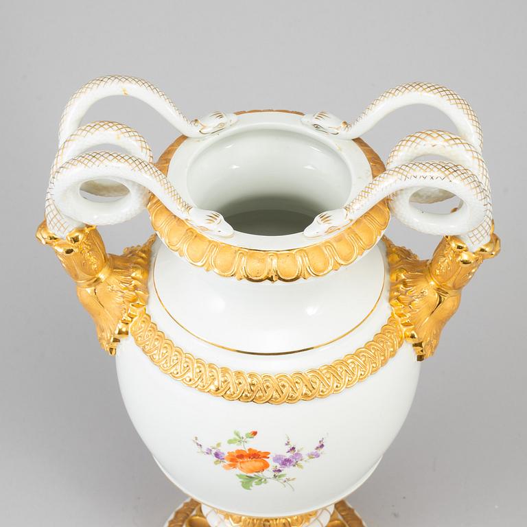 A Meissen decorative porcelaine vase.