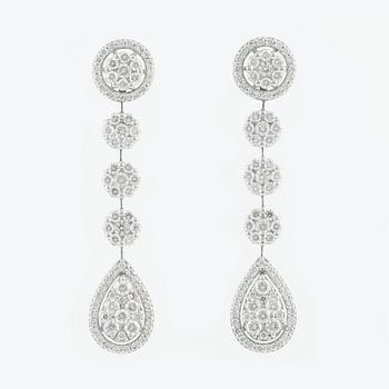 Earrings, with brilliant-cut diamonds.