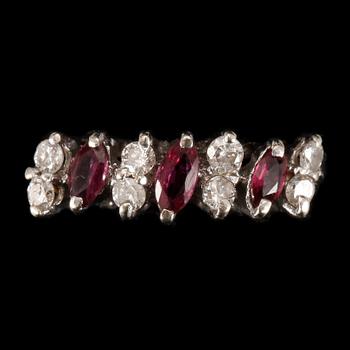 RING, 18k rodinerat rött guld med navettslipade rubiner och briljantslipade diamanter tot ca0,24ct. Vikt 3,1g.