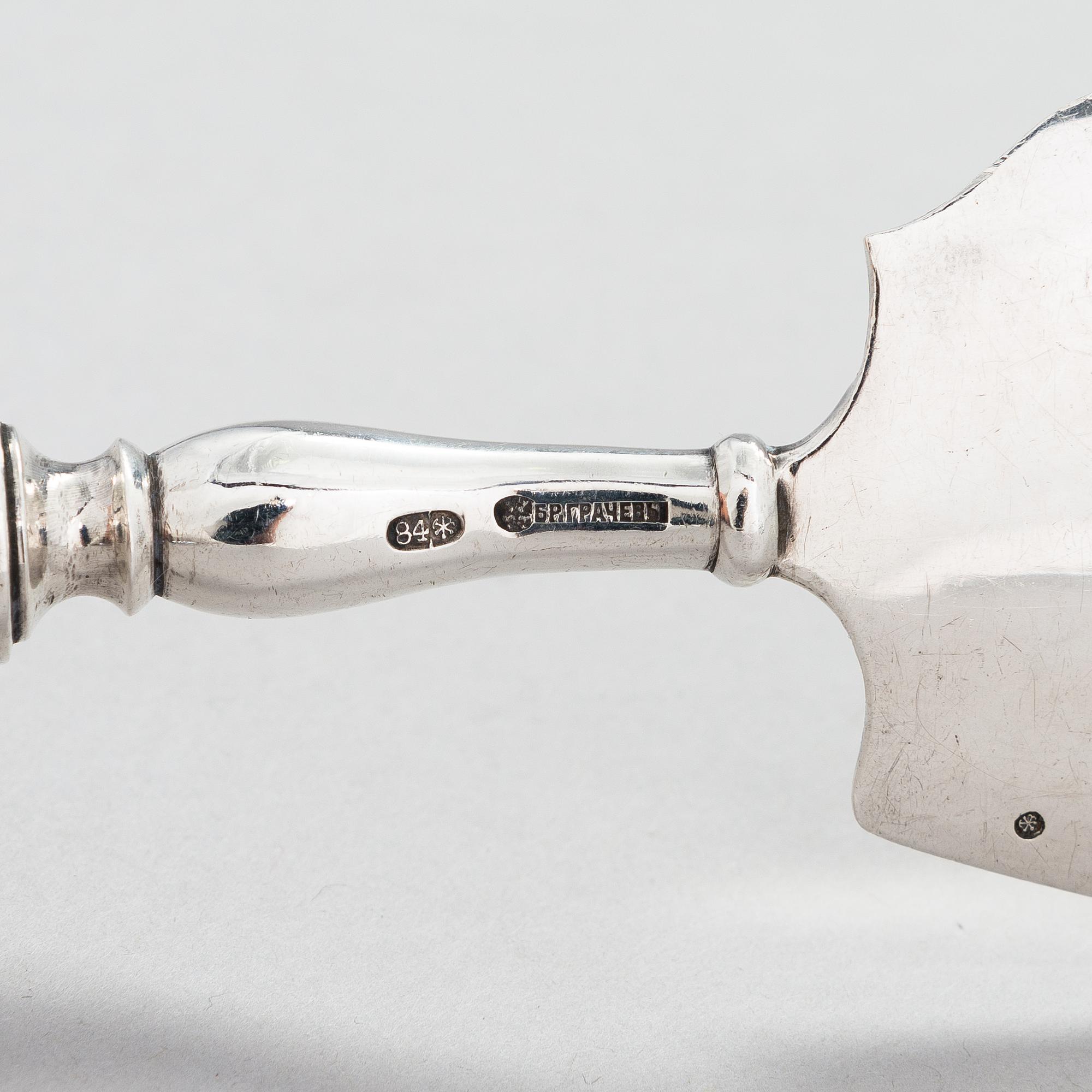 A Grachev fish server in silver, Saint Petersburg, late 19th Century.