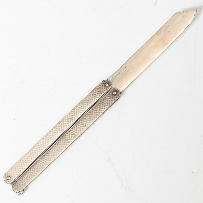 A group of salts and miniatures, part Japanese and Chinese, part silver, around 1900.