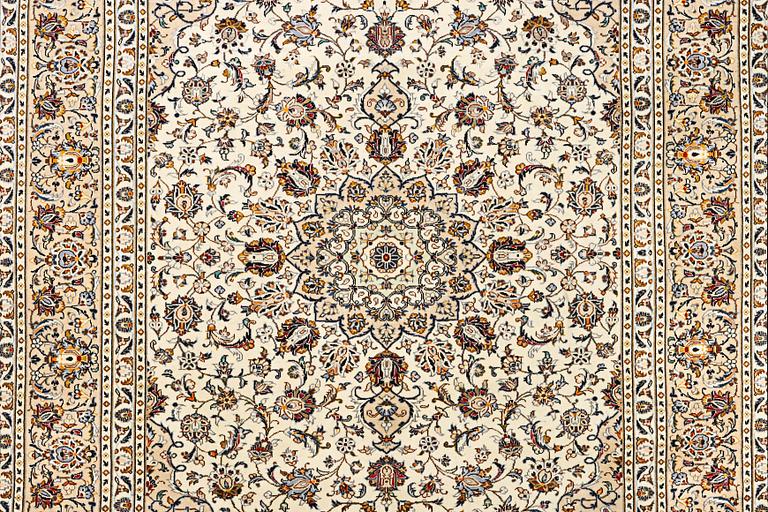 A Kashan carpet, c. 345 x 242 cm.