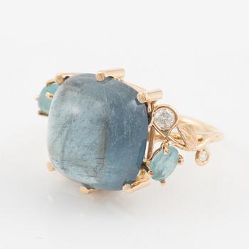 Ring, Mandelstam, 18K guld med cabochonslipad blå turmalin, apatiter och briljantslipade diamanter.