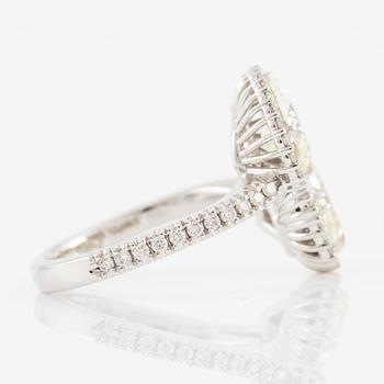 Crossover ring, 18K white gold set with pear-shaped and emerald-cut diamonds. Accompanied by GIA report.