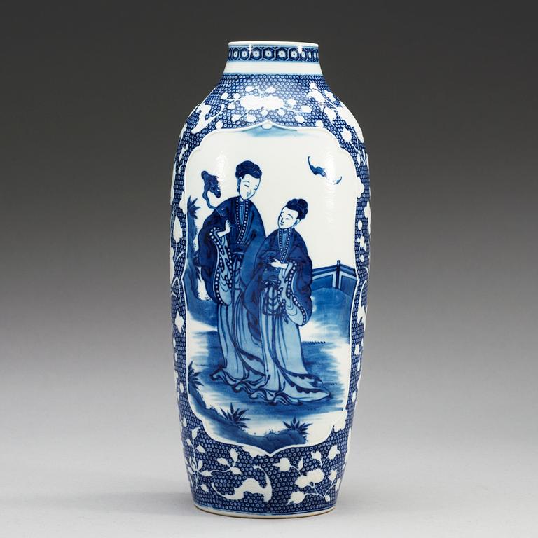 A blue and white vase, Qing dynasty.