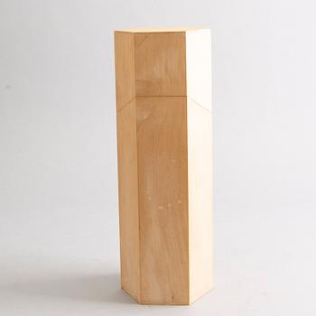 AN OLOF PIRA BOX WITH LID.