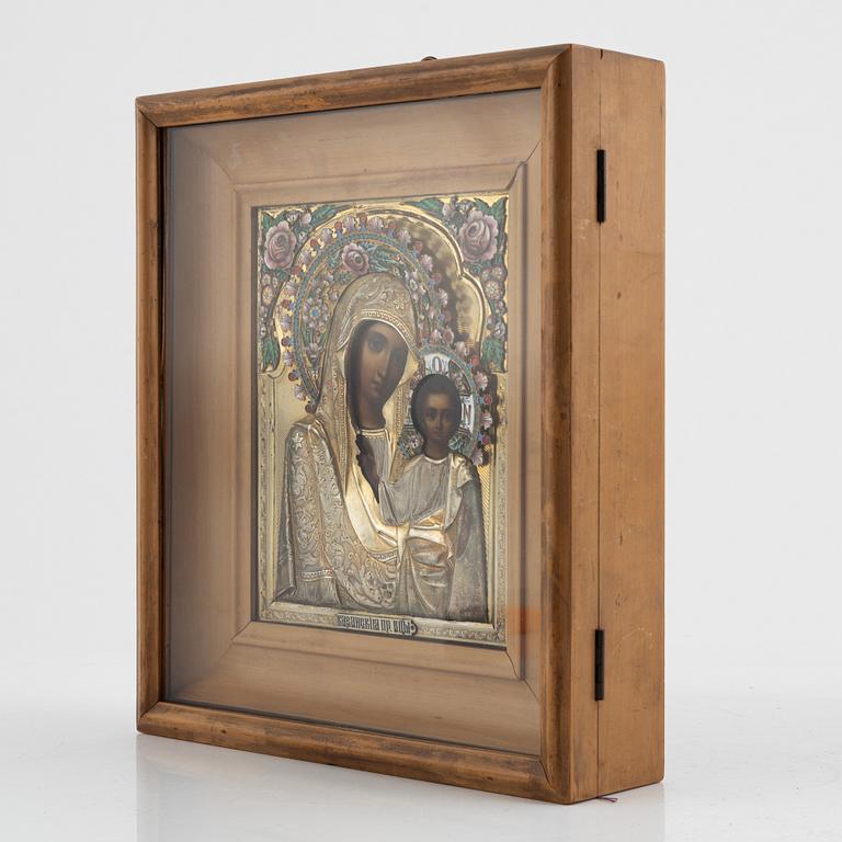 Ikon, med oklad i förgyllt silver och emalj, Ryssland 1896-1908.