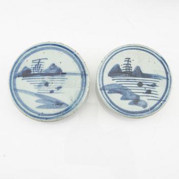 Two Chinese porcelain jars with covers, China, 19th century porcelain.