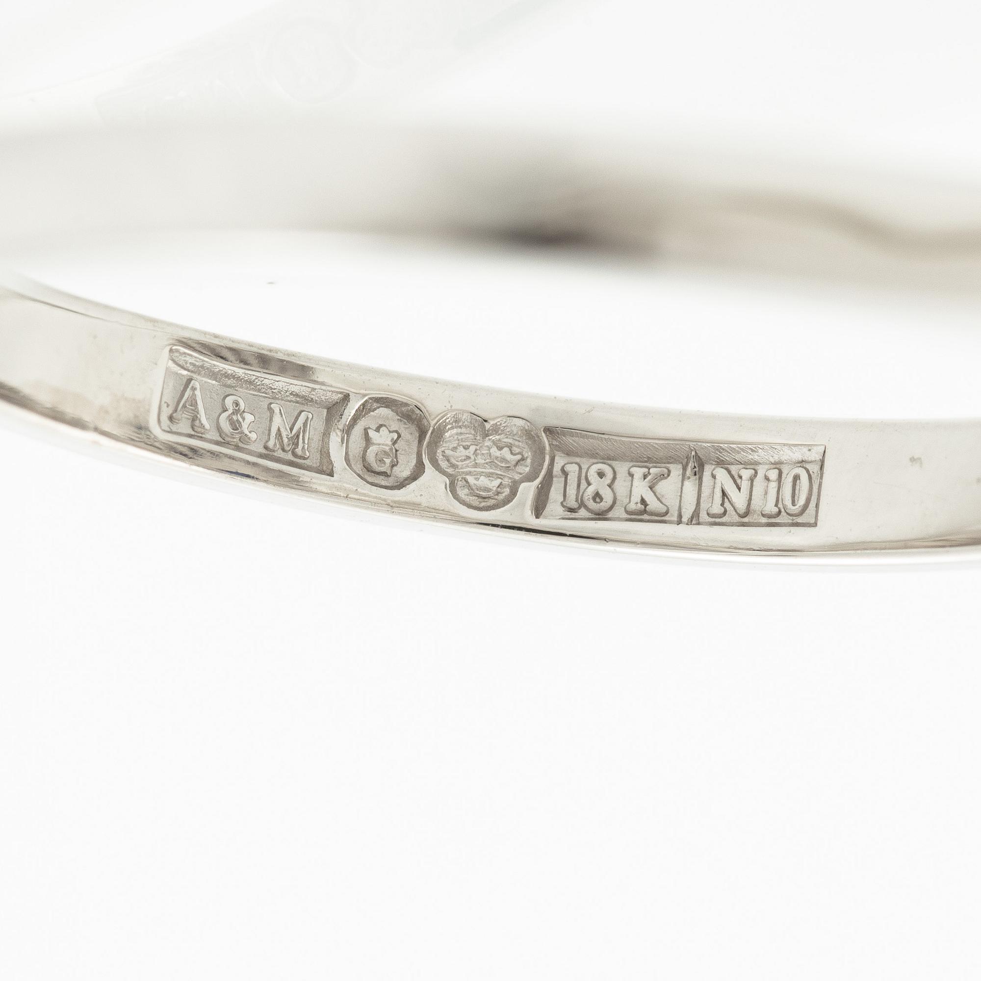 Ring in 18K white gold with a cabochon-cut sapphire and brilliant-cut diamonds.