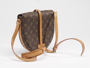 LOUIS VUITTON, axelremsväska modell "Chantilly 24".