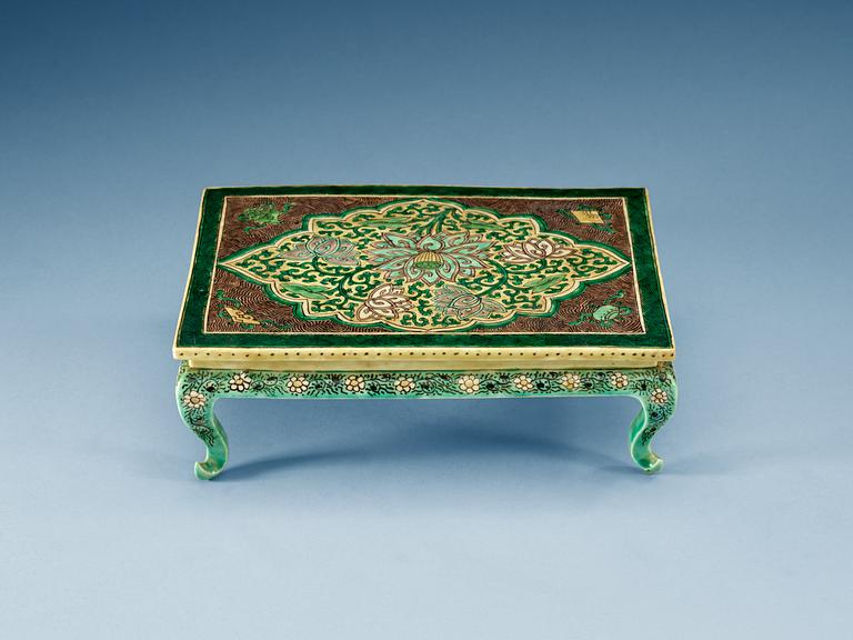 A famille verte stand in the shape of a table, Qing dynasty, Kangxi (1662-1722).