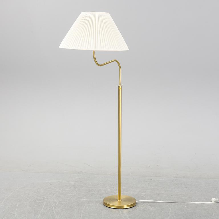 Josef Frank golvlampa, "Stora kamelen", model 2568, Firma Svenskt Tenn.