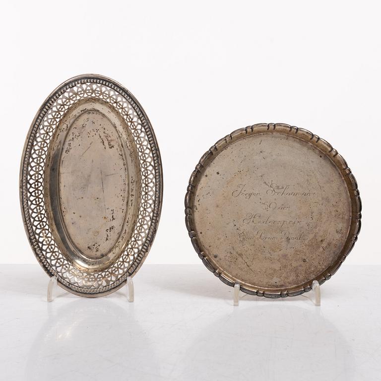 Skål, bägare, borste, kam, ett par saltkar samt 6 st fat, silver.