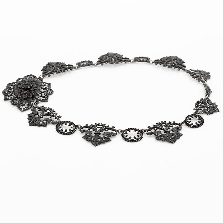 Collier, "eisengold", svärtat gjutjärn, nygotik, 1800-tal.