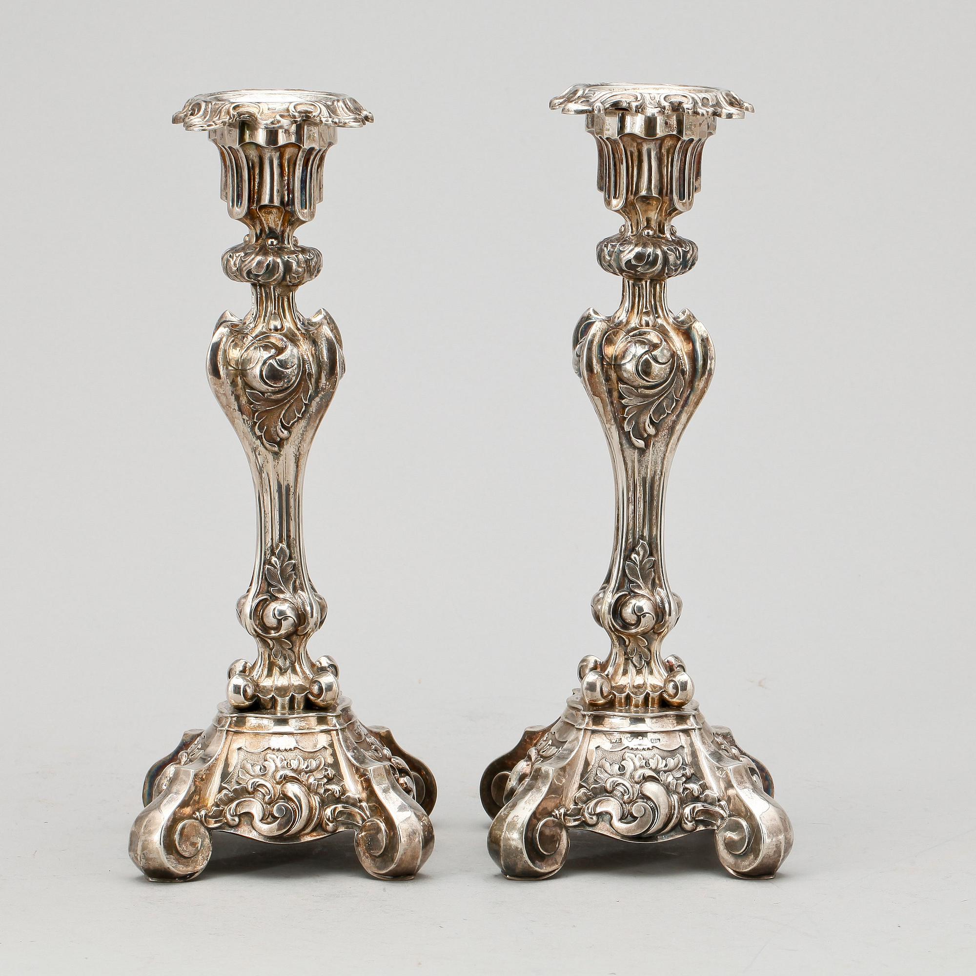 LJUSSTAKAR, ett par. Silver. Nyrokoko. William Lyon, Göteborg 1850.