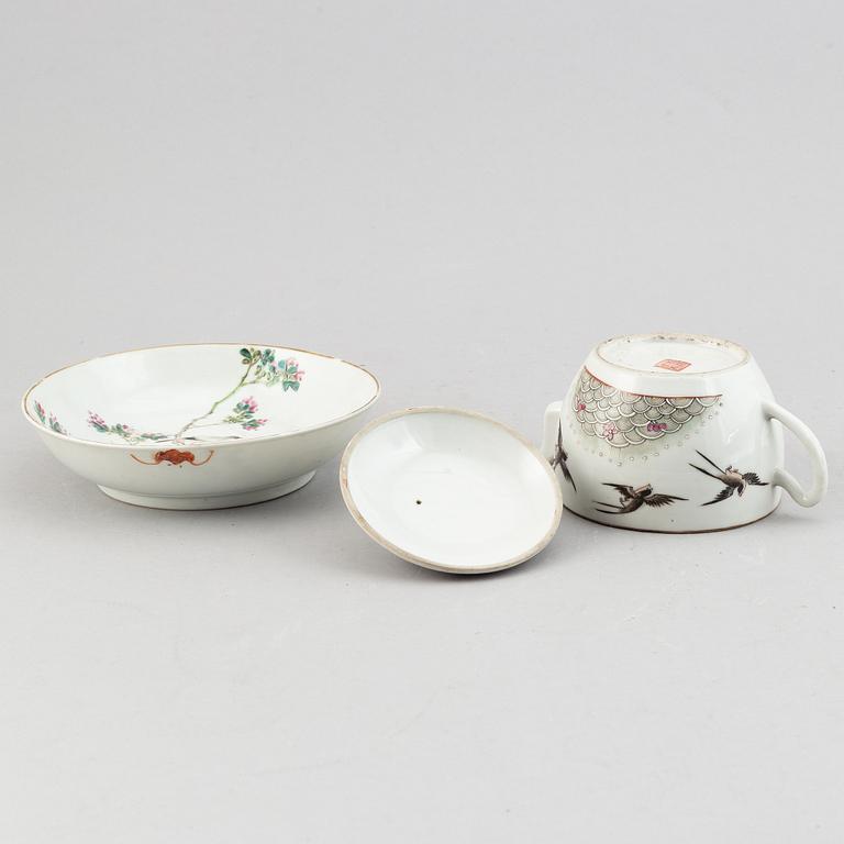 A Chinese porcelain teapot and a bowl mark of Guangxu, 20th century.