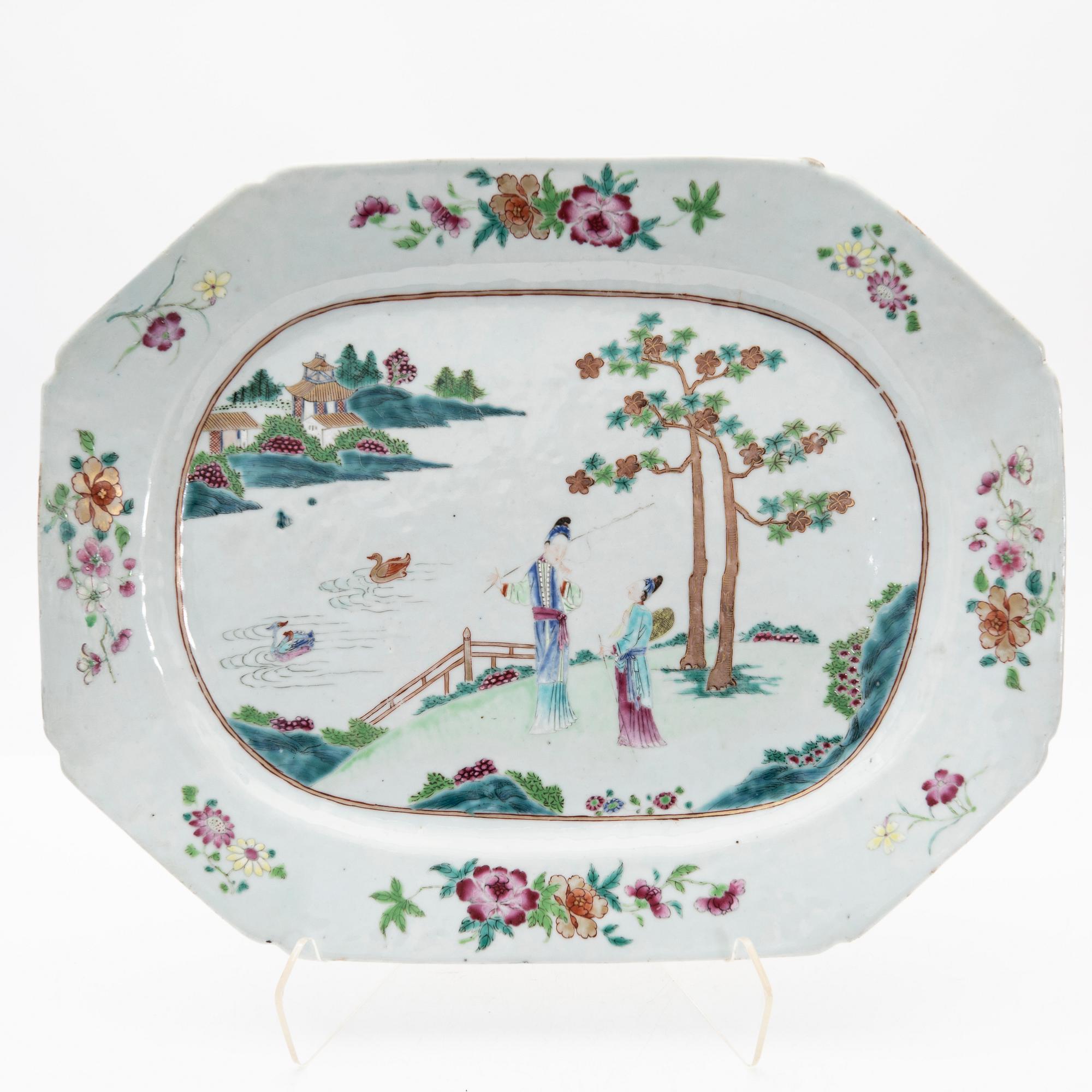 A famille rose serving dish, Qing dynasty, Qianlong (1736-95).