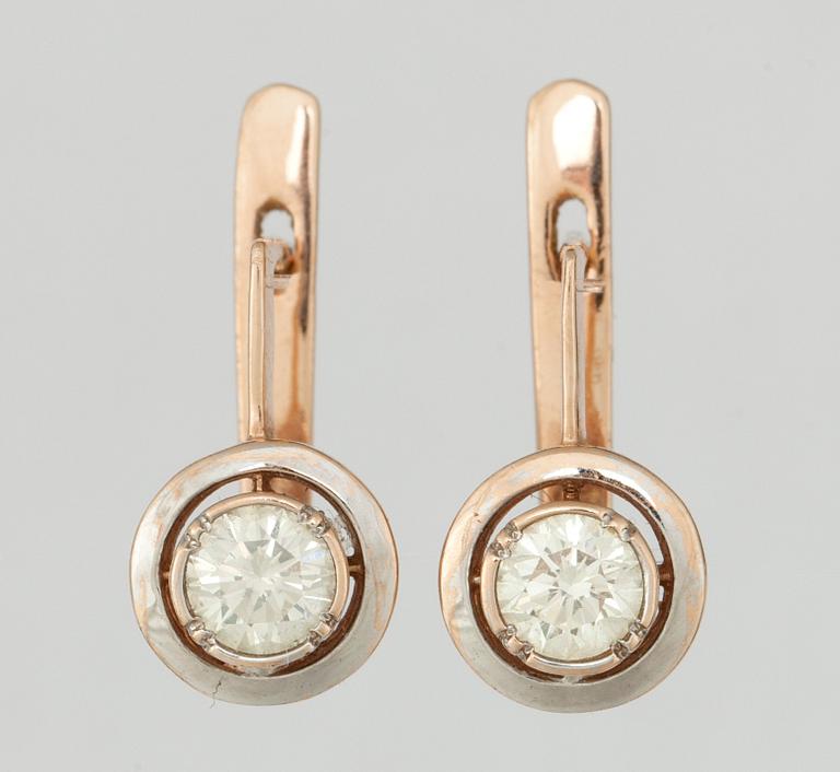 ÖRHÄNGEN, ett par, 14k guld med briljantslipade diamanter tot ca1,00ct. Vikt 3,2g.