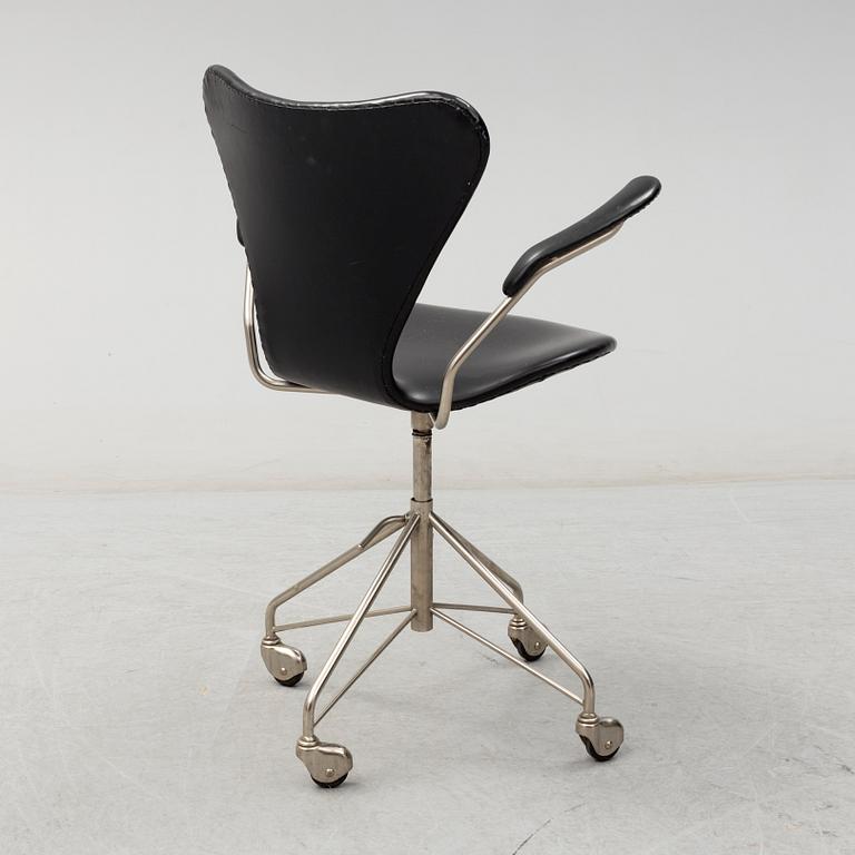 ARNE JACOBSEN, skrivstol, "Sjuan", Fritz Hansen, Danmark.