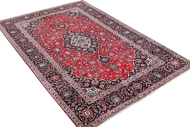 A Kashan carpet, c. 297 x 198 cm.