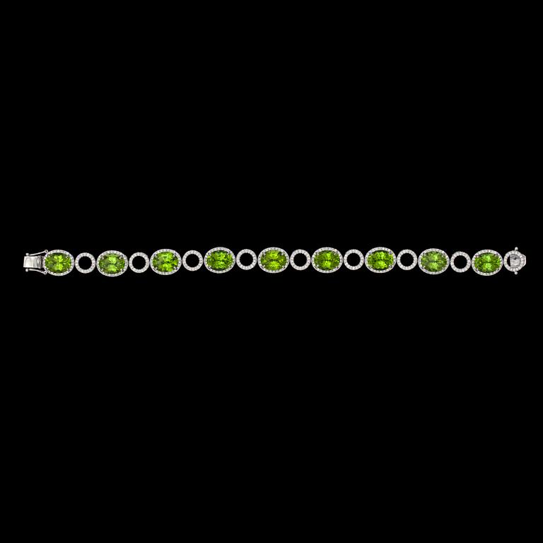 A peridote, tot. 25.63 cts, and brilliant cut diamond bracelet, tot. 2.45 cts.