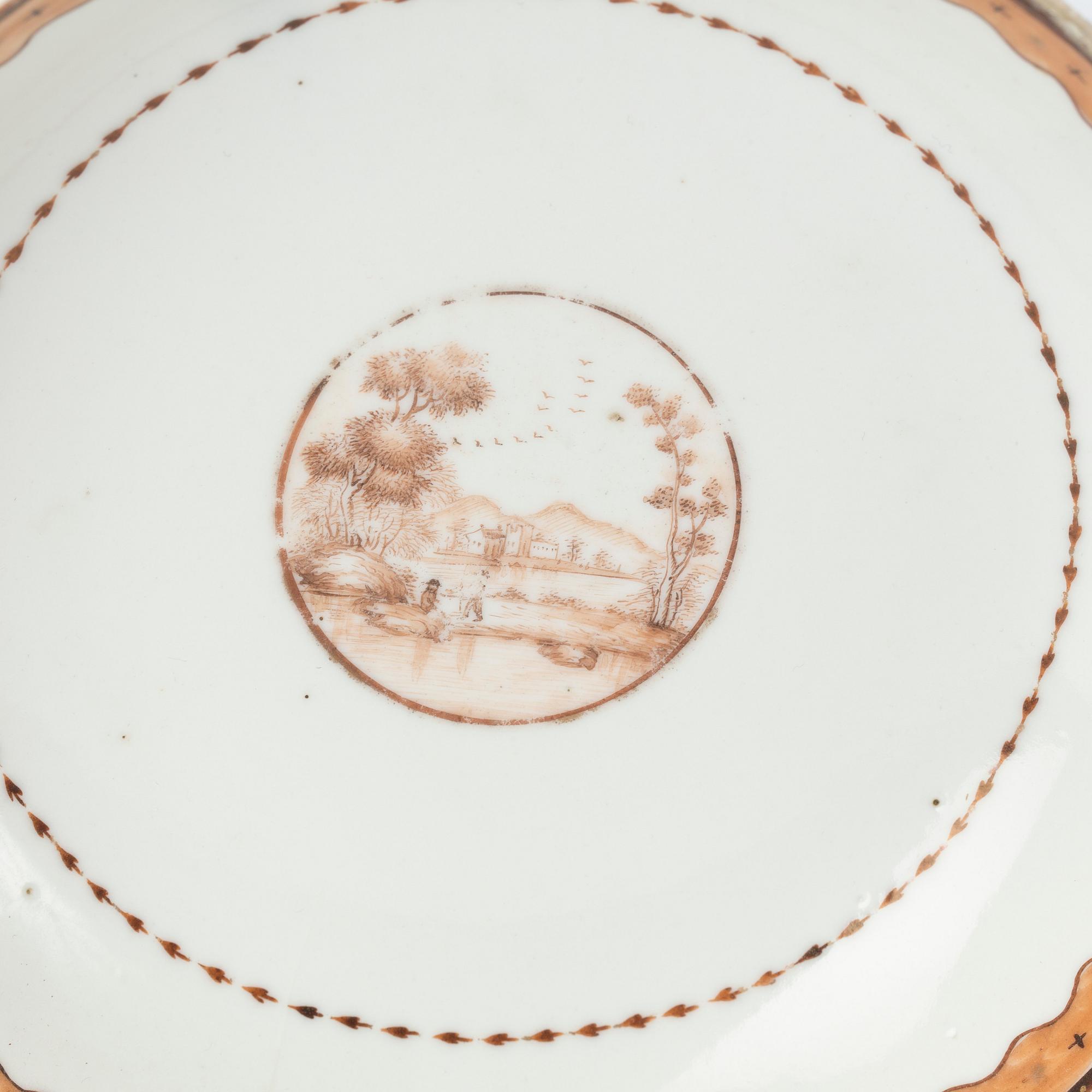 KOPPAR med fat, två stycken, Kina, Qianlong (1736-1795), porslin.
