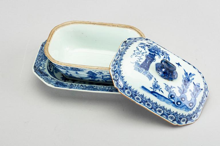 A Chinese Qianlong blue and white porcelain tureen with sauser.