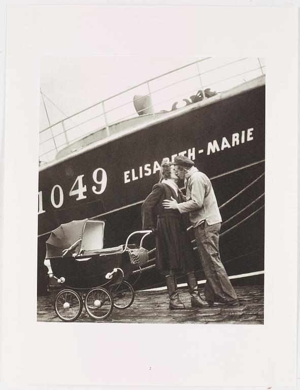 WILLY RONIS, Limited Edition Portfolio with 12 Collotype Plates, signed and numbered 254/290 on the colophon.
