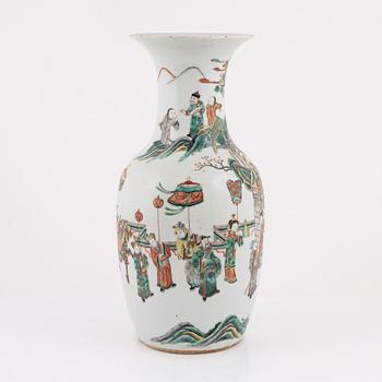 A porcelain vase, China, Qing dynasty, around 1900.