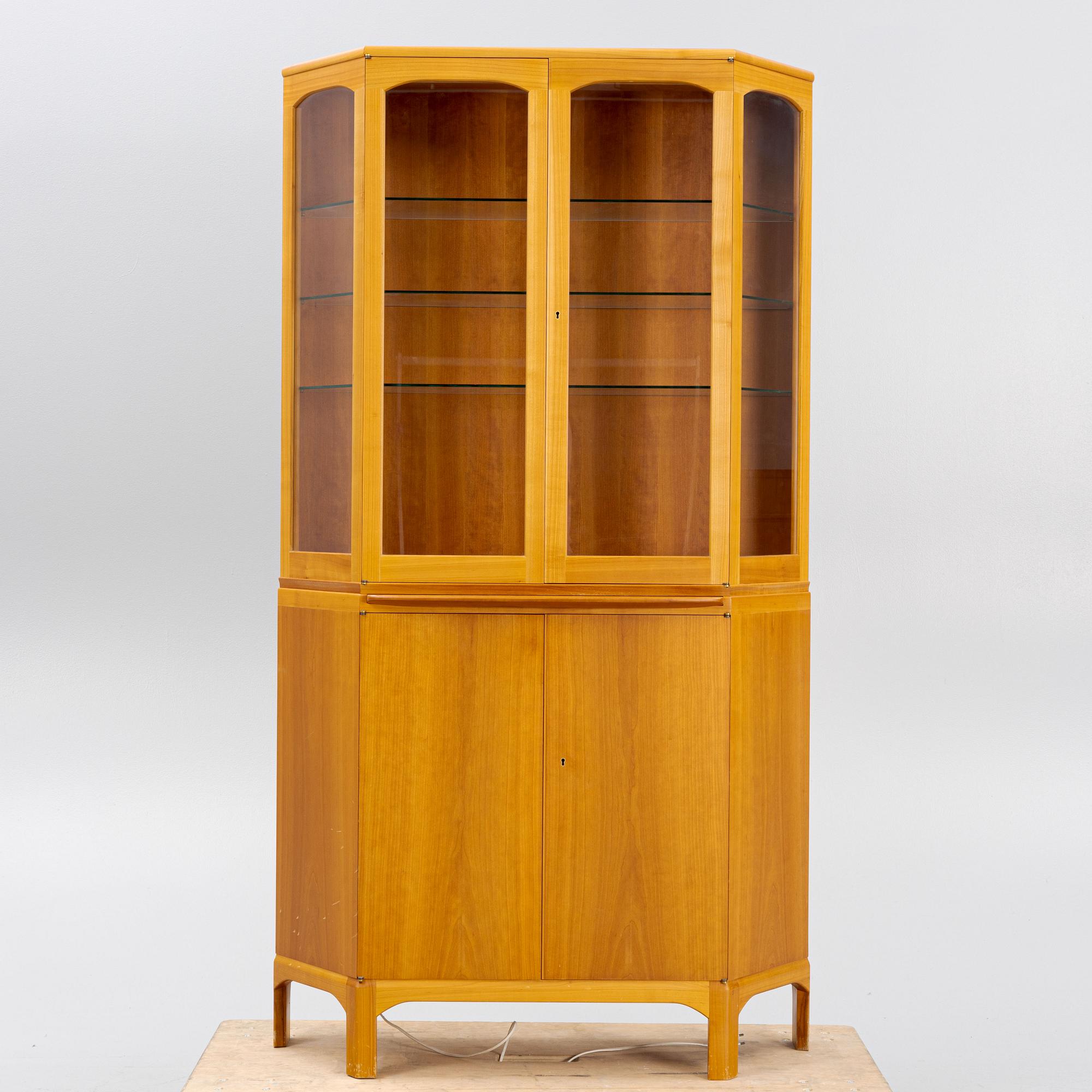 Carl Malmsten,  vitrinskåp, "Undantaget", 1900-talelts slut.