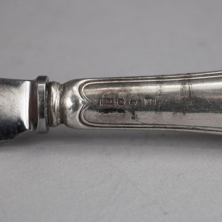 BESTICK, 21 st. Silver. Bl a Adolf Zethelius Stockholm 1830. Totalt 1340 g.