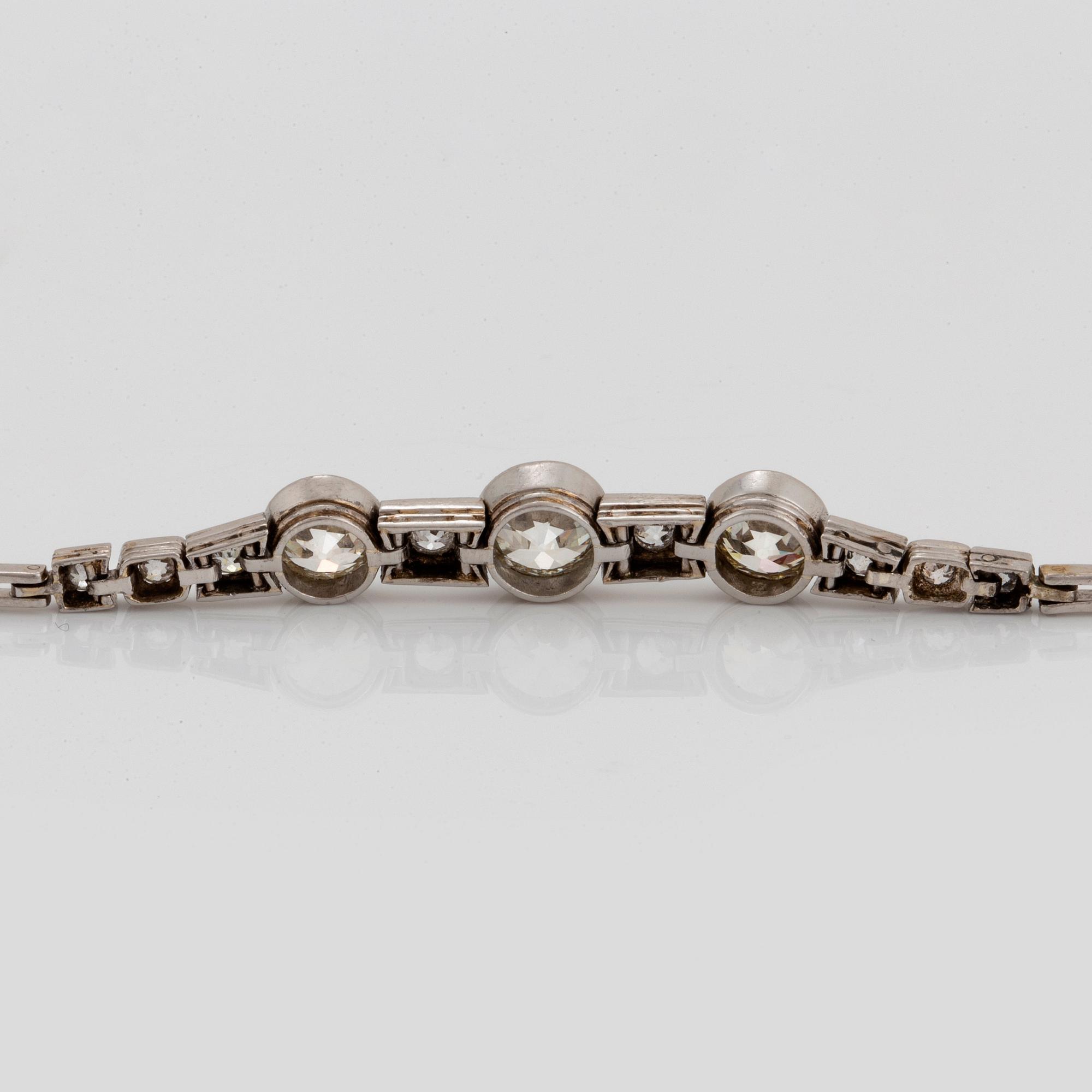 Armband platina med tre gammalslipade diamanter total vikt ca 3.25 ct.