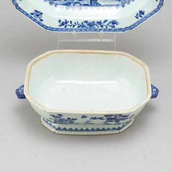 A blue and white export porcelain tureen with deep dish, Qing dynasty, Qianlong (1736-95).