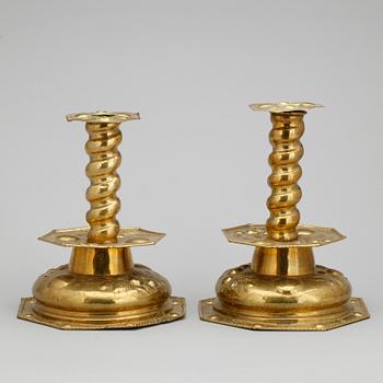 LJUSSTAKAR, ett par, barockstil, omkring 1800-talets mitt.