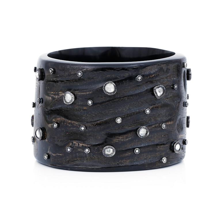 ARMRING, horn, små briljantslipade diamanter tot ca 0,40 ct och troligen rosenslipade vita topas. Vikt ca 166 g.