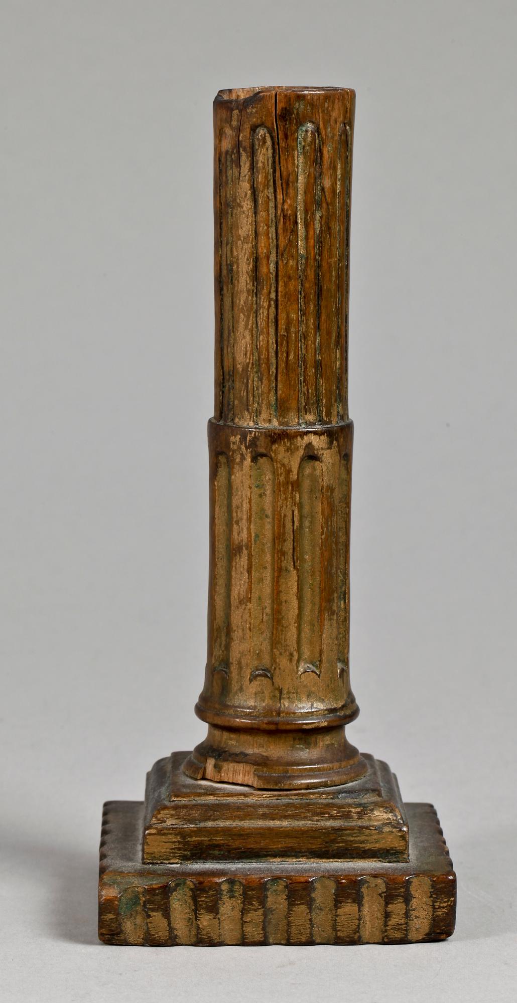 LJUSSTAKE, trä. Gustaviansk, 1700-talets andra hälft.