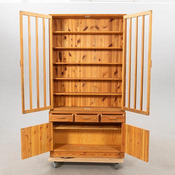 Vitrinskåp, Sven Larssons Möbelshop Malmö 1900-talets andra hälft.