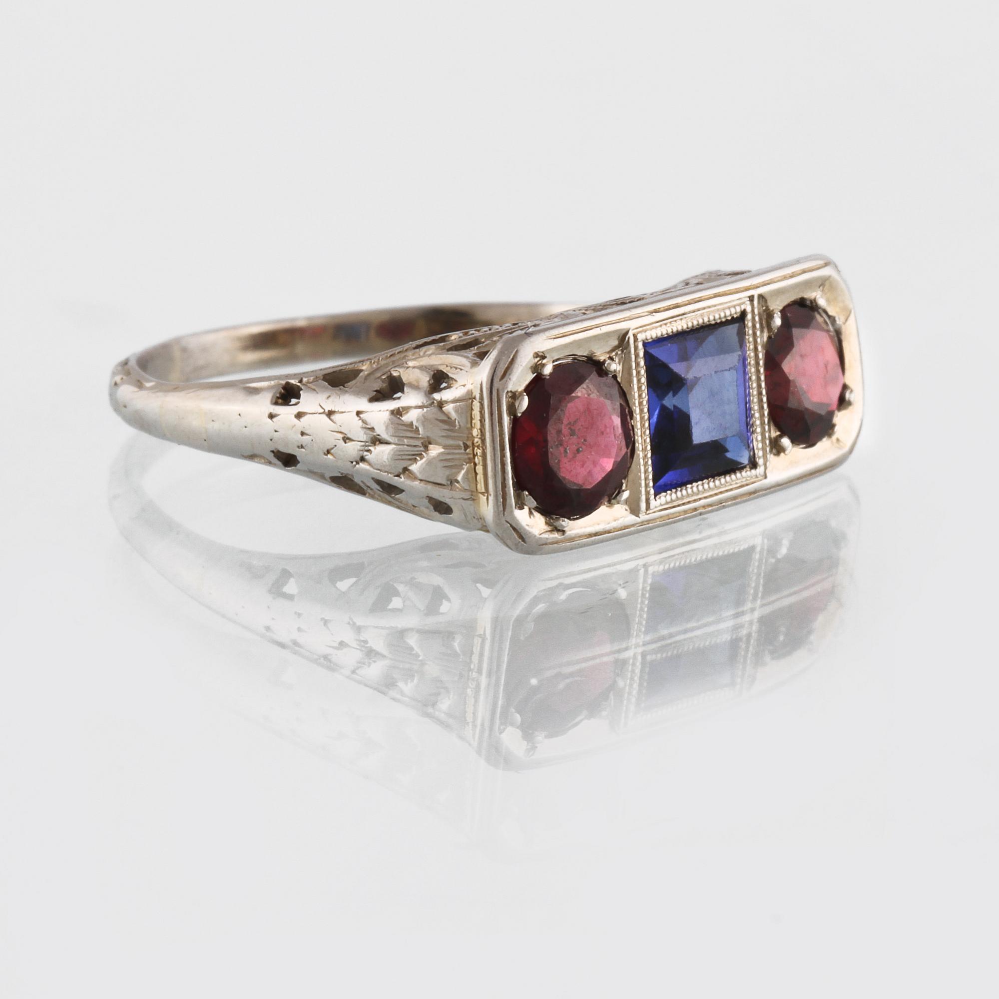 RING, 18K vitguld med fasettslipad blå safir samt 2 fasettslipade granater, utländska stämplar. Vikt 3,6 gram.