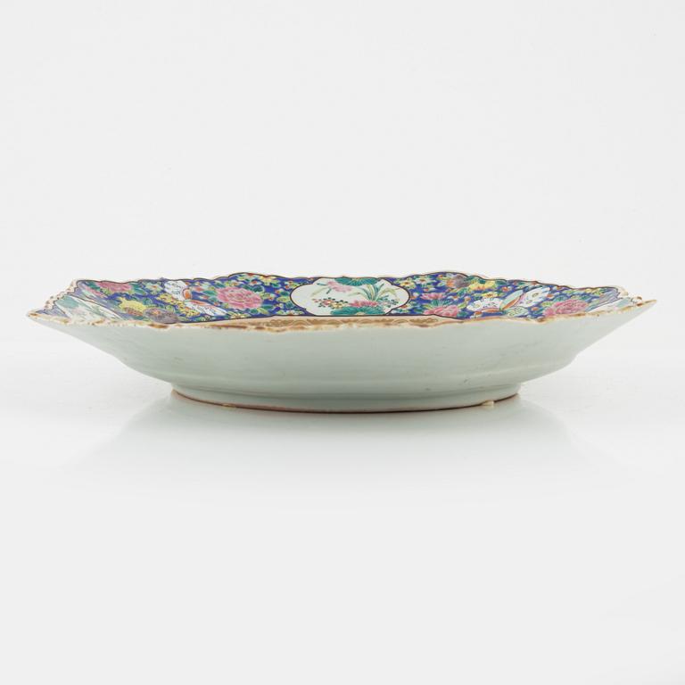 An octagonal porcelain dish, Japan, mid/first half of the 20th century.