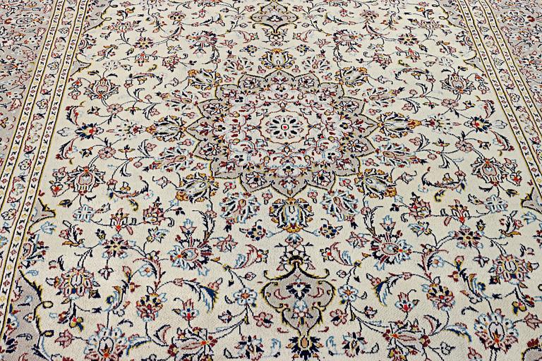 A Kashan carpet, c. 334 x 234 cm.