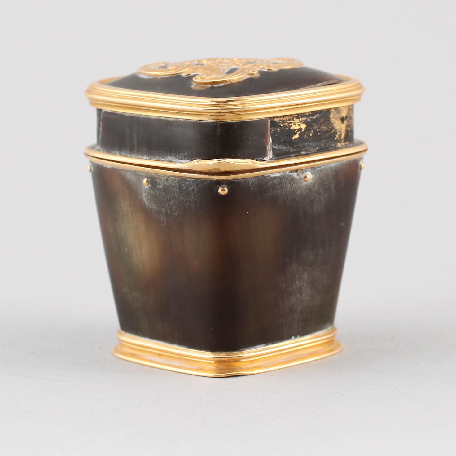 LUKTDOSA, 18K guld och horn, sent 1700-/tidigt 1800-tal.