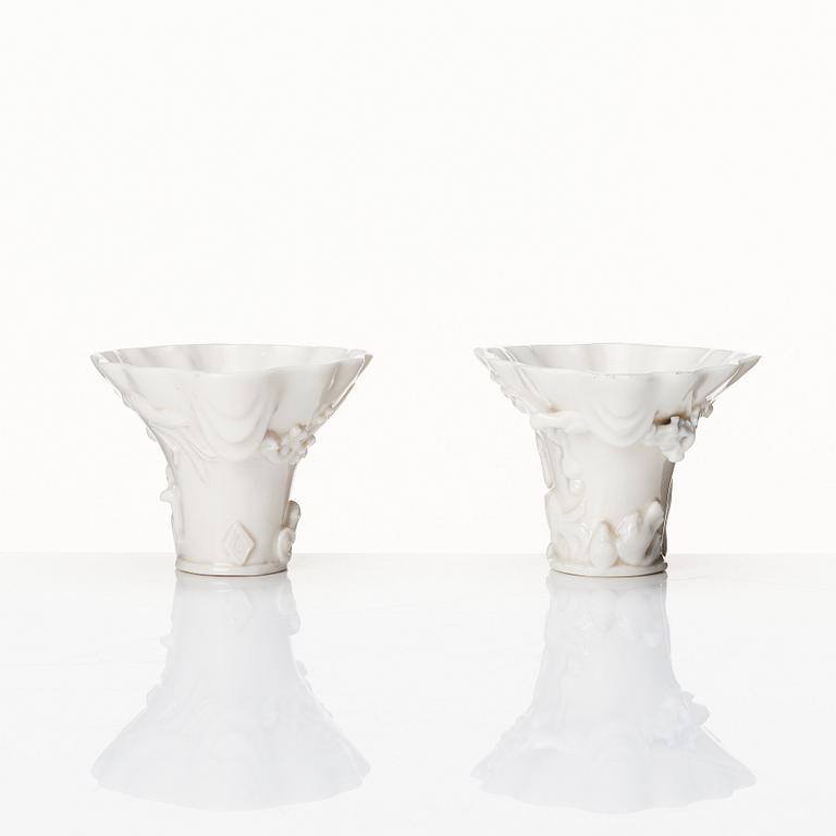 Vinofferbägare, två stycken, blanc de chine. Qingdynastin, Kangxi (1662-1722).