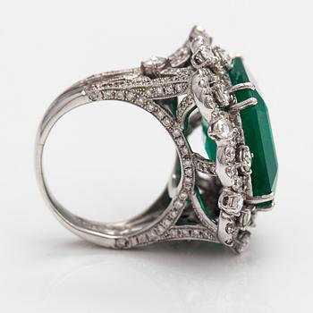 Cocktailsormus, 18K valkokultaa, smaragdi n. 20.37 ct ja ruusu- ja briljanttihiottuja timantteja n. 2.72 ct yht.