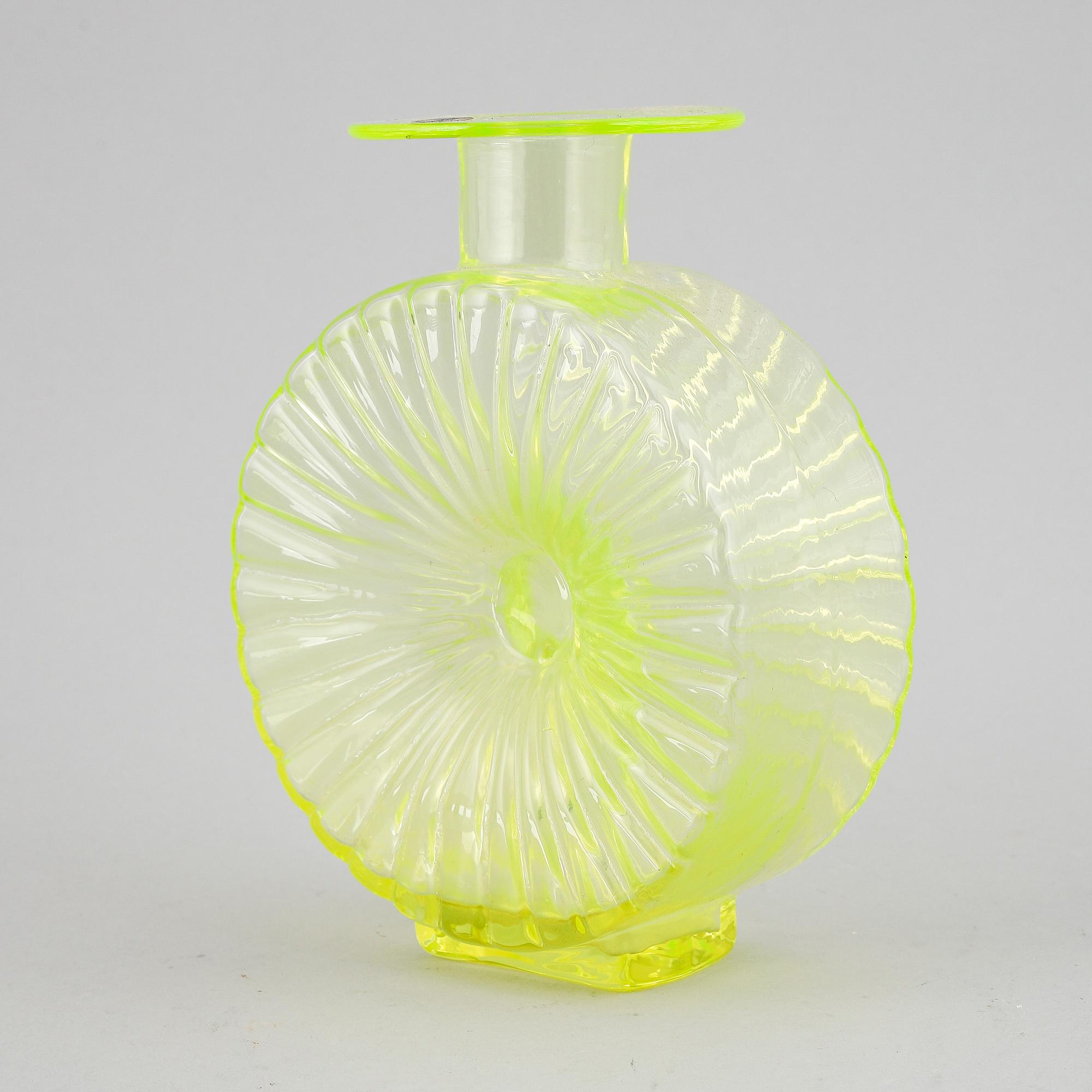 HELENA TYNELL, a sun glass bottle for Riihimäen Lasi Oy. In production 1964-1974.