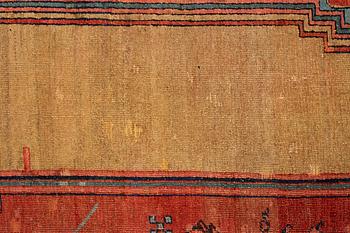 A carpet, antique Heriz/Bakshaish, ca 633-645 x 321-328,5 cm.