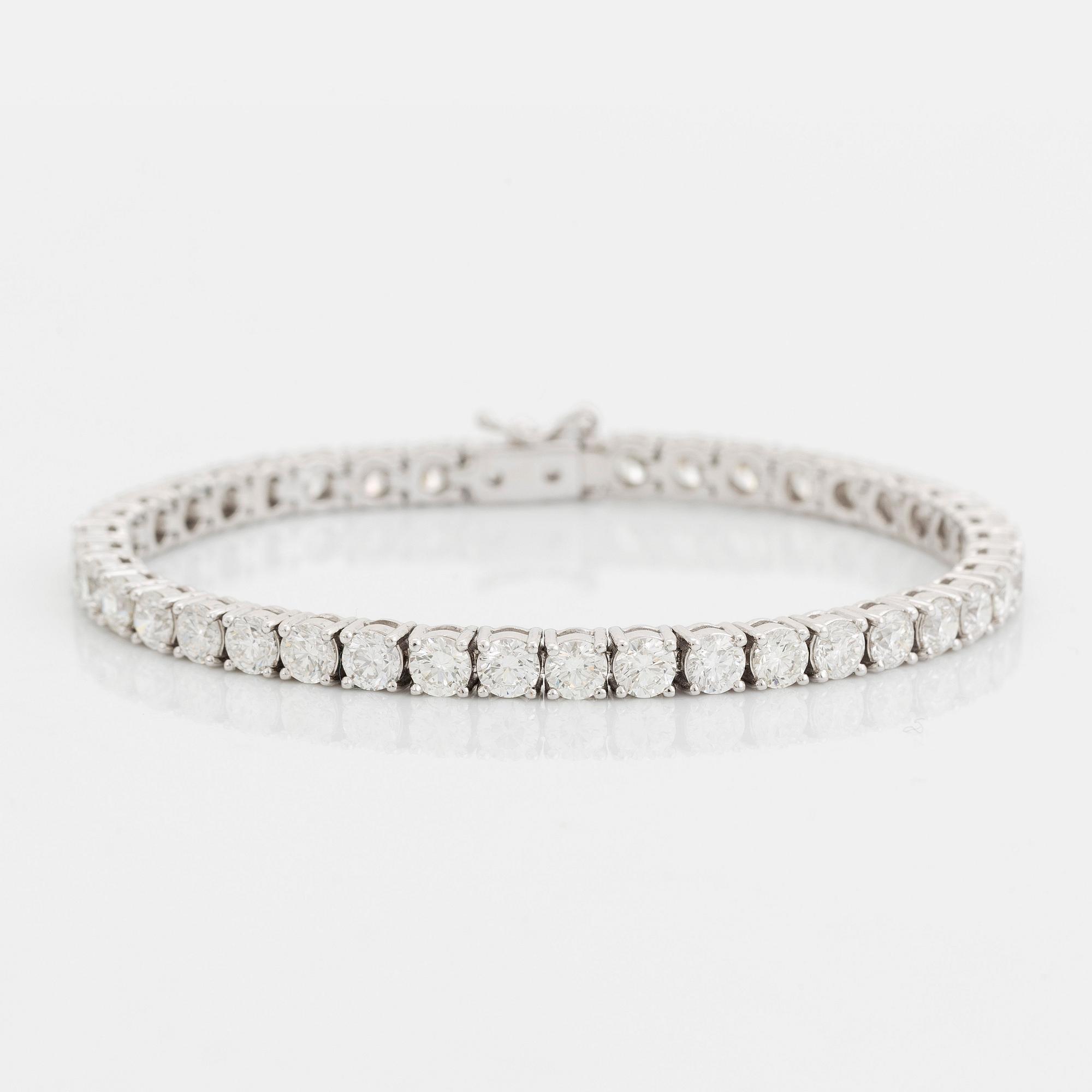 An 18K white gold bracelet set with round brillliant-cut diamonds.
