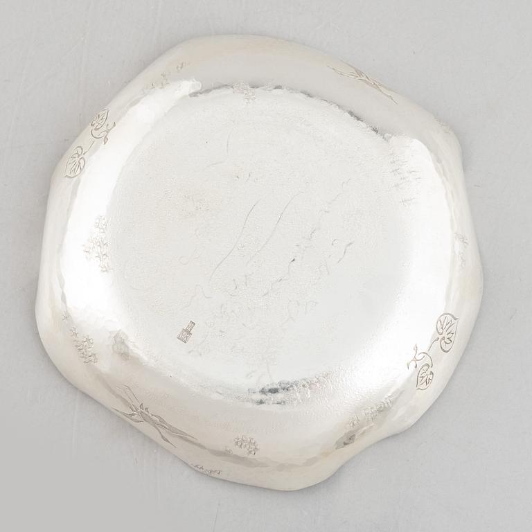 Skål, silver, Japan, 1900-talets mitt. Vikt 260 gram.
