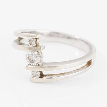 Ring 18K vitguld med runda briljantslipade diamanter.